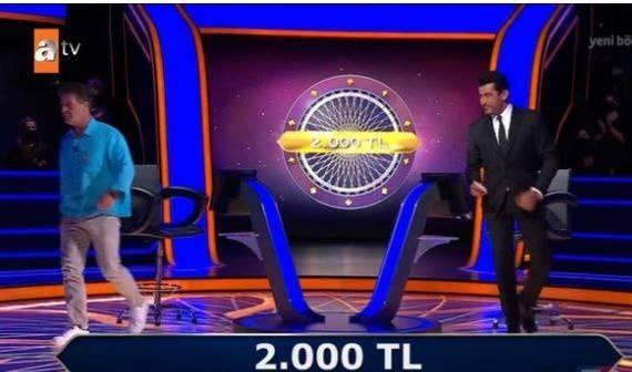 <p><span style="color:#B22222"><strong>Dikkati dağılan yarışmacı neredeyse ödülü bile almadan gidiyordu. </strong></span></p>
<p> </p>