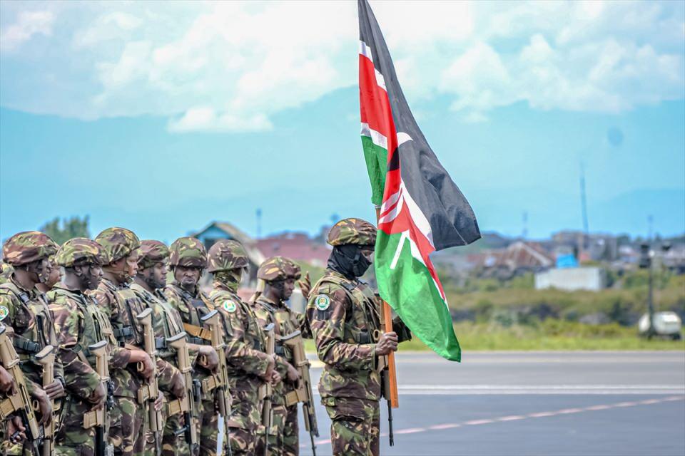 <p>Doğu Afrika ülkelerinden Kenya, Kongo Demokratik Cumhuriyeti'nin (KDC) doğusunda devam eden çatışmaları önlemek için ülkenin doğusundaki Goma şehrinde konuşlanmak üzere askeri birlikler gönderdi. Kenyalı askerler, Goma Havaalanı'na ulaştı.</p>
<p> </p>
