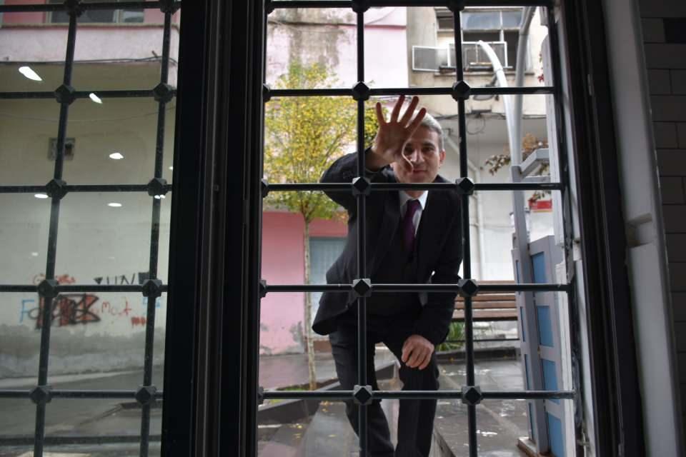 <p>Hırsızlardan isteğimiz; hırsızlık yapmayın, biz muhtarlara özellikle gelin, size her türlü yardımda bulunacağız. Devletin çeşitli kurumları var. Bütün bunlara bizim üzerimizden gelirseniz mutlak surette yardımda bulunacağız. Yarın öbür gün yakalandığınız zaman çok cezalar alacaksınız” diye konuştu. </p>