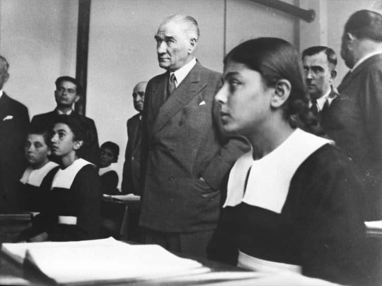 <p>Atatürk, 19 Kasım 1937'de Adana Kız Enstitüsünde tarih dersine katılmıştı. </p>