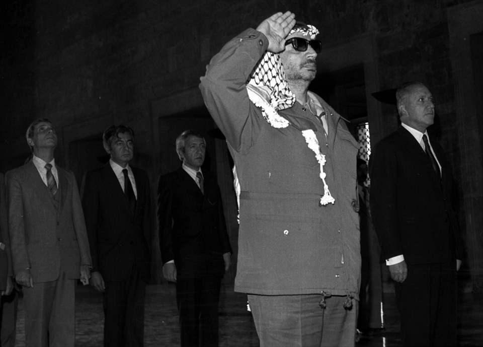 <p>Başta bağımsızlığın yolunun silahlı mücadeleden geçtiğine inanan Arafat, 1990’lı yıllardan itibaren ise diyalog yolunu seçti.</p>
<p> </p>