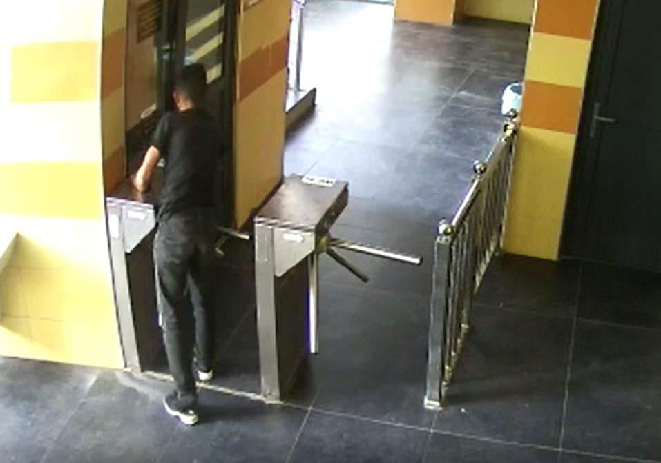 <p> Gelen ekipler, kamera kayıtlarında yaptıkları incelemenin ardından şüphelinin yakalanması için çalışma başlattı. </p>
