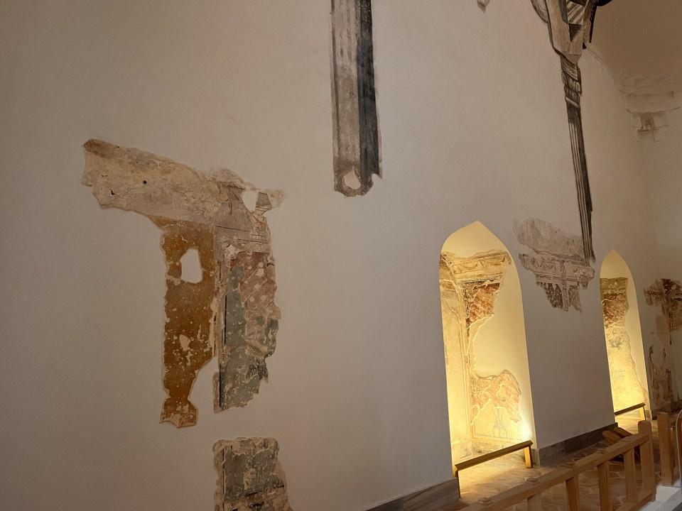 <p><strong>“Osmanlı döneminde hamamlar, ziyadesiyle gelişti”</strong><br />
<br />
Restorasyonu 12 yılın ardından tamamlanan Barbaros Hayrettin Paşa Hamamı’yla ilgili önemli bilgiler aktaran Sanat Tarihi Araştırmacısı Elif Kabalıoğlu, “Barbaros Hayrettin Paşa Hamamı, tarihte birçok adla hüküm sürmüş: Kadınlar ve erkekler bölümünden dolayı ‘Çifte Hamam’, banisinden dolayı ‘Kaptan Paşa Hamamı’, semtinden dolayı ‘Zeyrek Hamamı’, içindeki 16. yüzyıl çinilerinden dolayı da meşhur ‘Çinili Hamam’ olarak tarihte namını sürdürmüş bir hamam. </p>
