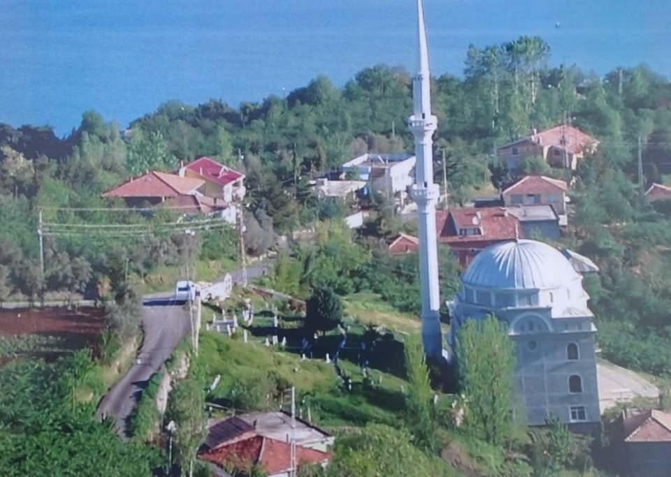 <p>Trabzon’un Akçaabat ilçesine bağlı Mersin mahallesinde yaşayan emekli öğretmen Neşat Köse, yıllar önce gezmek için gittiği Çanakkale’de şehitliği ziyaret etti. Şehit kabirlerinin düzeninden etkilenen emekli öğretmen tek tip mezar taşını köyünde de hayata geçirmek istedi. </p>

<p> </p>
