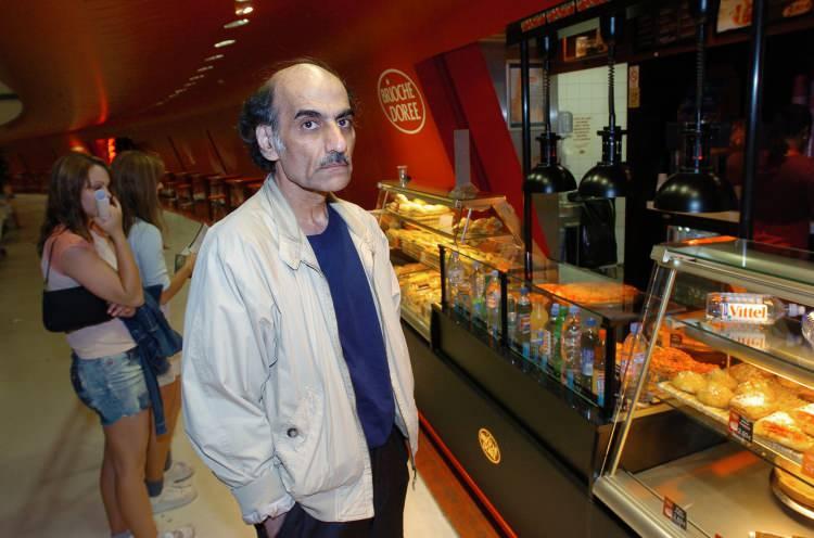 <p>Otobiyografisi <strong>“The Terminal Man”</strong> adlı kitap olarak yayınlanan ve ünlü yönetmen Steven Spielberg'in 2004 yapımı <strong>"Terminal"</strong> filmine ilham kaynağı olan 1945 doğumlu 77 yaşındaki İranlı Mehran Karimi Nasseri'nin aynı havalimanında yaşamını yitirdiği öğrenildi.</p>