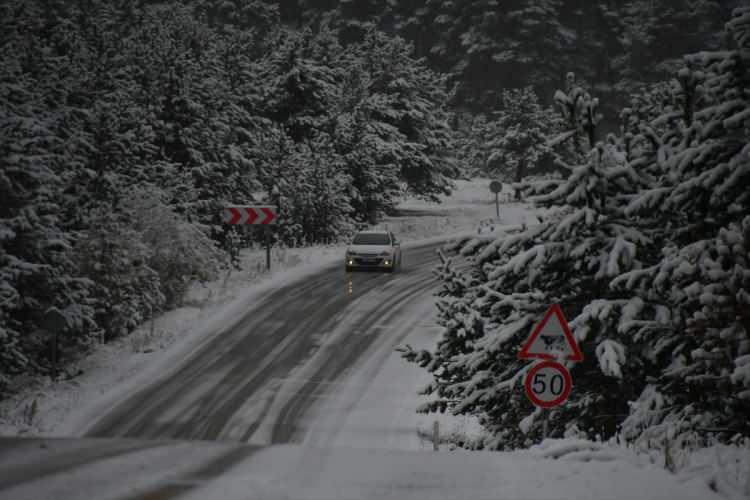 <p>Meteoroloji Genel Müdürlüğü tarafından yapılan son değerlendirmelere göre; Ülkemizin iç ve kuzey kesimlerinin parçalı yer yer çok bulutlu, Doğu Karadeniz, Doğu Anadolu’nun doğusu ile Ordu, Batman ve Siirt çevrelerinin yağmur ve sağanak, Doğu Anadolu'nun doğusu ile Doğu Karadeniz'in yüksek kesimlerinin karla karışık yağmur ve kar yağışlı geçeceği tahmin ediliyor.</p>
