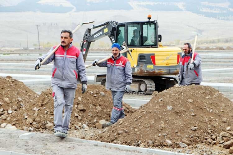 <p>Erzurum'da hava sıcaklıklarının eksilere düşmesi ile toprak buz tutunca mezar açmak isteyen görevliler zor anlar yaşıyor.</p>