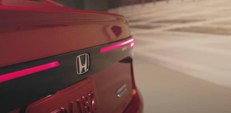 <p>2023 Honda Accord'da Civic'ten izler gördüğümüz alana yani iç mekâna geçtiğimizde yine bir bütün olarak tasarlanan havalandırma menfezlerindeki detaylar hemen göze çarpıyor.</p>
