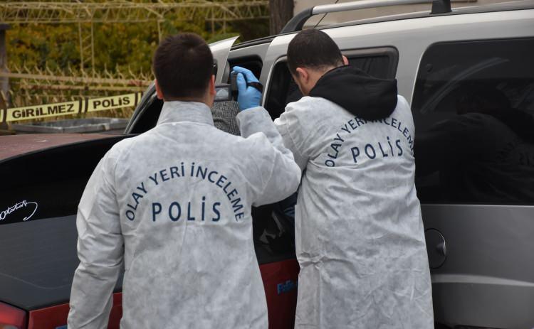 <p>Caner Gülhan, iddiaya göre, cadde üzerinde 38 AFN 287 plakalı hafif ticari aracını park etti.</p>undefined