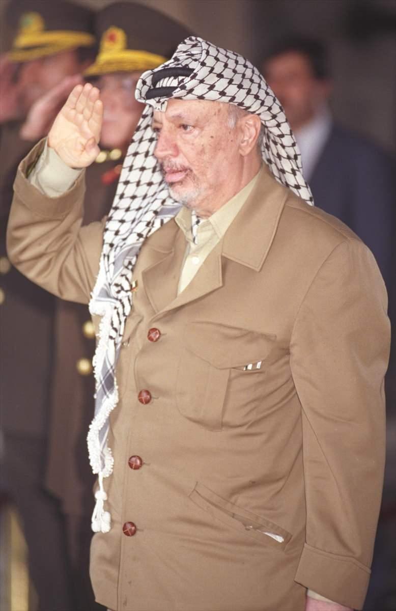 <p>Nobel Barış Ödülü sahibi Yasir Arafat, her ne kadar Filistin’in bağımsızlığı için mücadele eden grupların tamamını tek çatı altında toplamayı başaramasa da en azından yaşamı boyunca bu gruplar arasındaki ayrışmanın derinleşmesini önleyen bir lider olarak tarihe geçti. Ancak ölümünden sonra Filistinli gruplar arasındaki ayrışma daha da derinleşti.</p>

<p> </p>
