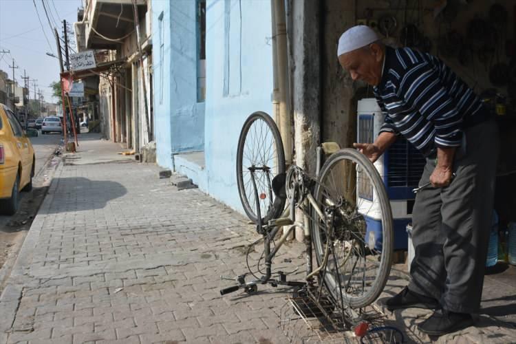 <p>İşini özenle yaptığını ve müşteri memnuniyeti prensibinden yıllardır taviz vermediğini aktaran Ali, Kerkük'ün çeşitli semtlerinin yanında kent dışındaki ilçe ve kasabalardan da tamir için yanına gelenlerin olduğunu ifade etti.</p>
<p> </p>