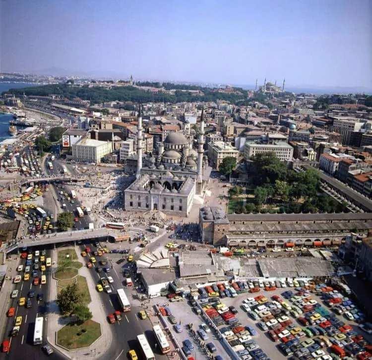 <p>Eminönü meydanı ve rengarenk arabalar. İstanbul 1987</p>
<p> </p>