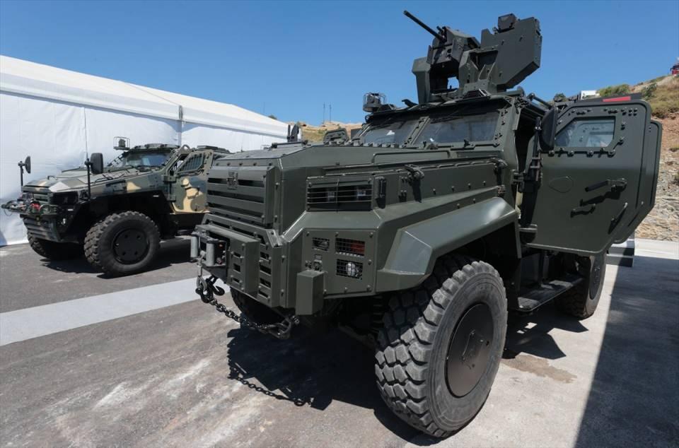 <p>Türk savunma sanayisinin zırhlı kara aracı üreticilerinden Nurol Makina tarafından üretilen ve Endonezya güvenlik güçlerinin envanterine katılmaya hazırlanan Yörük 4X4, ülkedeki ilk görevini bu zirvede yaptı.</p>
<p></p>