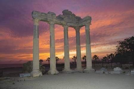 <p>ANTALYA: MÖ ll.ci yüzyılda Bergama karalı Attalos ll tarafından kuruldu. Şehir önceleri ismini kurucusundan aldı ve Attaleia adıyla anıldı. Daha sonra bu isim Adalia, Antalia ve en son Antalya şekline dönüştü.</p>
