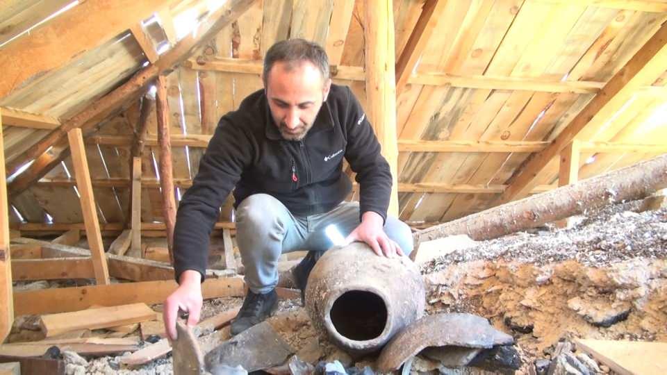 <p> Yapılan incelemelerde, korumaya alınan 2 asırlık tarihi geçmişe sahip küplerin; mimarlık tarihinin mihenk taşı Mimar Sinan’ın asırlar önce ses düzeni ayarı için İstanbul'da kalfalık eseri Süleymaniye Camii’nin kubbesinde kullandığı ‘su küpleri dehası’ndan esinlenildiği, ses yalıtımı güçlendirilmek istenen kilise çatısına konulduğu belirlendi.</p>
