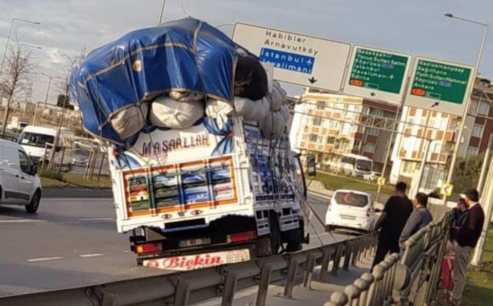 <p>Sultangazi’de aşırı yük nedeniyle makas kıran kamyonetin devrilmemesi için iple bariyere bağlanıp kamyona yaslanıldığı anlar kameralara yansıdı. Ortaya ilginç görüntüler çıkarken, sürücüye aşırı yükten dolayı 408 TL ve aracın sigortasının bulunmaması nedeniyle de 190 TL cezai işlem uygulandı.</p>
