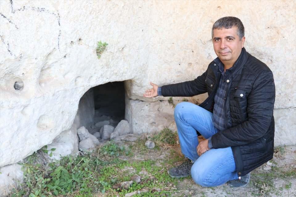<p><strong>- Çevredeki tatlı su kaynaklarından su tedariki yoluna gidilmiş</strong></p>

<p>Kazı başkanı Doç. Dr. Zekai Erdal, AA muhabirine, 2022 yılı kazı çalışmaları kapsamında yürütülen program dışında kalan zamanlarda Hasankeyf Kalesi ve yakın çevresinde arazi taraması yaptıklarını söyledi.</p>

<p> </p>
