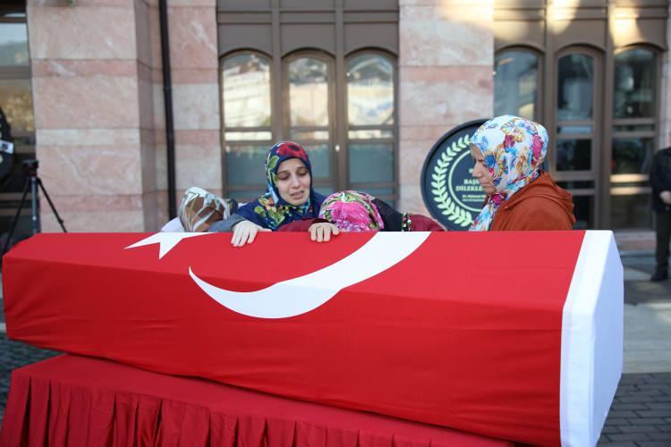 <p>Bu sırada, Metin Tirkil'in eşi Nuray, kızı Ceren ile oğlu Anıl Tirki, tabuta sarılarak gözyaşı döktü.</p>
