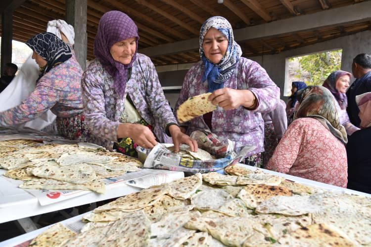 <p>Atalardan gelen bir gelenek olduğunu ve uzun yıllardır yapılmayan geleneği tekrar yaşatmaya başladıklarını belirten Taşköy mahalle muhtarı Mehmet Şen, “Geleneksel olarak bu bezdirme hayrı yapılıyordu ama senelerden beri yapan olmadı. İşte biz de tekrar öncü olduk. Köyümüzün dedesi zaten istiyormuş, yağmur duası için bezdirme yapın diye. Bizler de köylü olarak toplandık. Kadını erkeği. Kadınlarımız bezdirme yaptı. Yağmur duamızı yaptık” dedi.</p>
