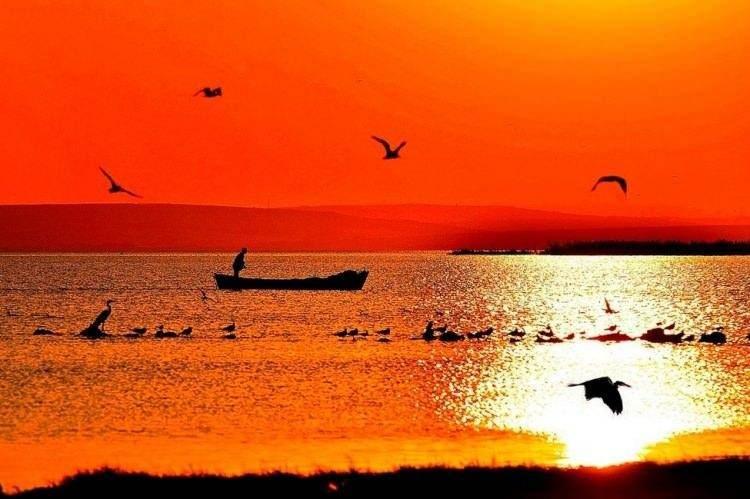 <p>BALIKESİR: Şehrin adının eski hisar anlamına gelen Paleokastio'dan türediği sanılmaktadır. Halk arasında dolaşan bir söylentiye göre de balı çok anlamına gelir. Çünkü Kesir Arapça'da çok anlamına gelmektedir.</p>