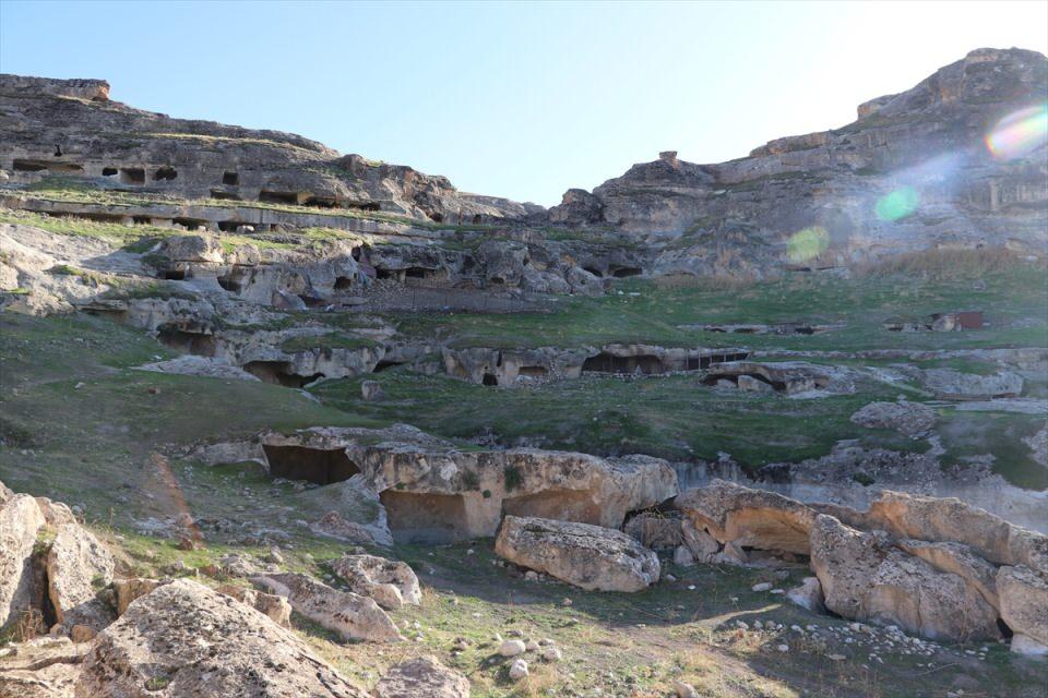 <p>Mardin Artuklu Üniversitesi Edebiyat Fakültesi Sanat Tarihi Bölümü Öğretim Üyesi Doç. Dr. Zekai Erdal başkanlığında uzman bir ekip tarafından yürütülen çalışmalarda 6,5 kilometre olduğu düşünülen su şebekesinin 2 kilometrelik kısmına ulaşıldı.</p>

<p> </p>
