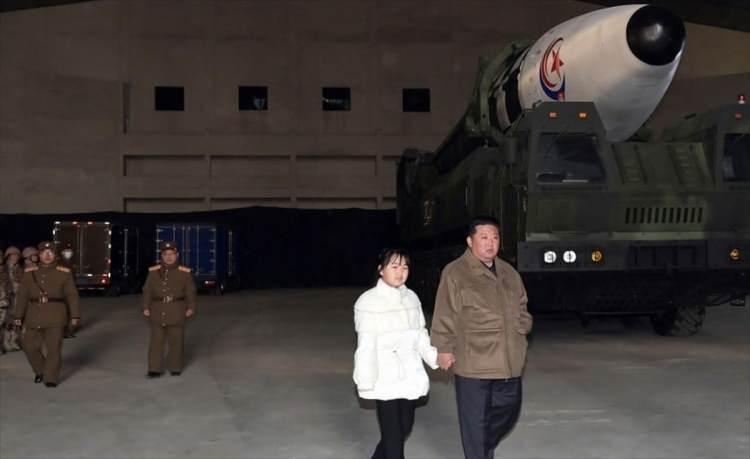 <p>Kuzey Kore lideri Kim Jong-un, dünkü kıtalararası güdümlü füze denemesini yerinde takip ederken ilk defa kızı ile kameraların karşısına çıktı.</p>
