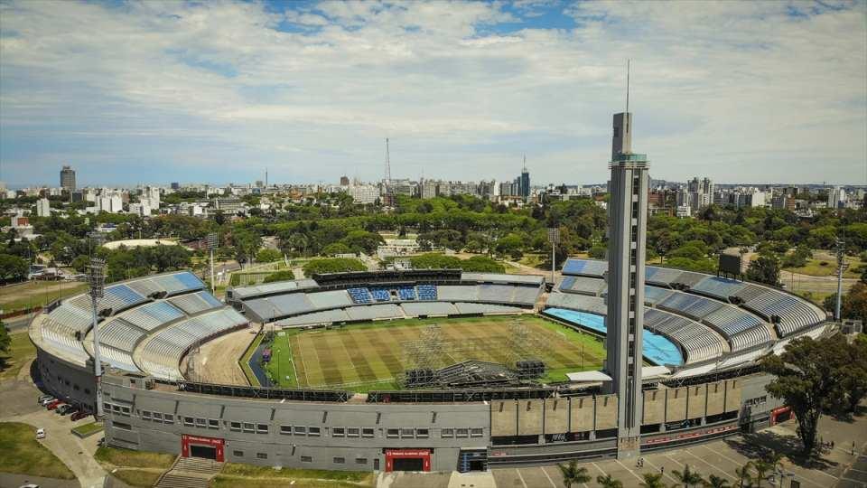 <p>Güney Amerika ülkesi Uruguay'ın başkenti Montevideo'da bulunan Yüzüncü Yıl Stadyumu, 30 Temmuz 1930'da komşu iki ülke, Uruguay ile Arjantin'in karşılaştığı 1930 FIFA Dünya Kupası Finali'ne ev sahipliği yaptı.</p>

<p> </p>
