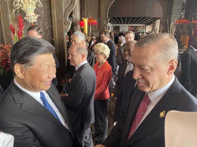 <p>Cumhurbaşkanı Recep Tayyip Erdoğan, zirve öncesinde Çin Devlet Başkanı Şi Cinping ile sohbet etti.</p>
