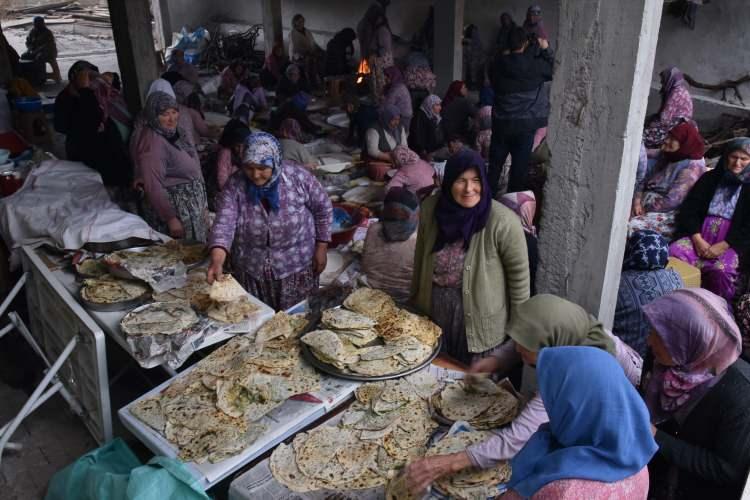 <p>Sındırgı ilçesinin geleneklerine bağlı olduğunu hemen hemen her kırsal mahallede bu tür hayırların gerçekleştiğini belirten Sındırgı Belediye Başkanı Ekrem Yavaş ise “ Doğal şehir Sındırgı'da yılların geleneği yaşatılıyor. Bir imece usulü gibi konu komşu, akraba, orada yaşayan bütün insanlar bereketimiz artsın, yağmurlarımız eksilmesin, birlik ve beraberliğimiz daim olsun niyetiyle, kendi aralarında topladıkları paralar, malzemeler, kuzuları, ürettikleri ne varsa birleştirip hep beraber kazanlar kaynatılıyor. Konu komşu eşle dostla birlikte yeniyor. Binlerce insanın katıldığı hemen hemen Sındırgı’nın yüzde 80 köyünde yapılan bu gelenek bu günlerde daha sık yapılmaya başlandı. Sebebi ise maalesef aylardan beri maalesef yağmurlarımız yağmıyor. Allah’ım memleketimizi açlıkla, kıtlıkla imtihan etme diye eller semaya açılıyor. Gelenek varsa gelecek var. Yağmur duası hayırlarımızı Rabbim kabul etsin” dedi.</p>
