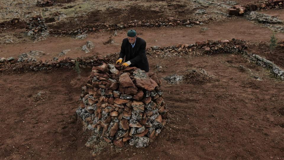 <p> Buradan bakınca şehir ayaklarının altında. Buralar çok güzel, buraya bir çeşme yapılsa çok memnun olurum. Fidanların suya ihtiyacı var. </p>
