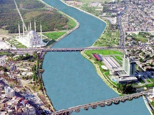 <p>ADANA: Adana'yı kimlerin nasıl kurdukları konusunda elde kesin bilgiler yoktur. Ancak, Bizans' lı Etien' in ilettiği bir söylenceye göre, Uranus' un oğulları Adanos ve Saros, Tarsus' la savaşarak burayı ele geçirmişler. Bunlardan Adanos kente ( Adana ) Saros'ta ırmağa (Seyhan) adını vermiş.</p>
<p> </p>
