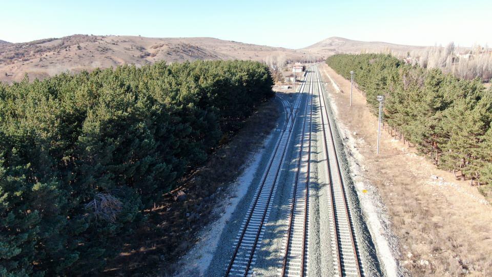 <p>Boş arazide gelişmiş olur diyerek çam ağaçlarını diktiler. Karı engellisin de demir yolunu kapatmasın diye ektiler. Dökülen kozaklarını toplayıp ateş yakıyorlar” dedi.</p>
