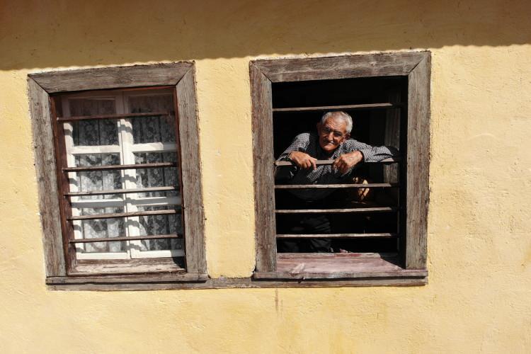 <p>Merkeze bağlı Dörtkonak köyünde dünyaya gelen Sadık, aile büyüklerinin de yönlendirmesiyle imkansızlıklar içerisinde eğitimini tamamlayarak öğretmenlik hayatına adım attı.</p>
<p> </p>