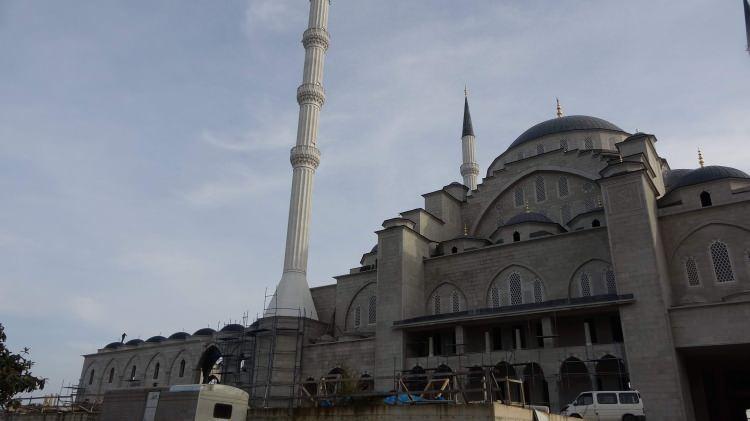 <p><strong>İnşaatın yüzde 75’lik kısmı tamamlandı</strong><br />
<br />
Cami ve külliye inşaatının yüzde 75’lik kısmı tamamlandığını belirten yüklenici firma danışmanı Karadeniz Teknik Üniversitesi (KTÜ) İnşaat Bölümü Öğretim Üyesi Dr. Ercan Sinaner “Camimizin temeli 2018 yılında atıldı. </p>
