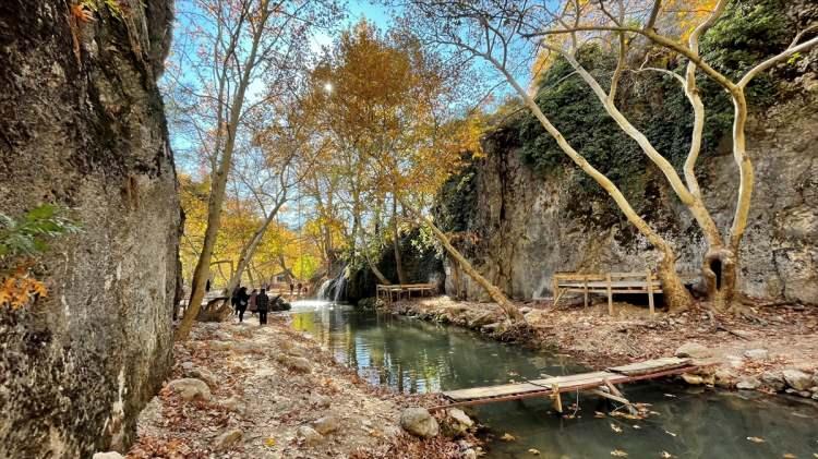 <p> Kahramanmaraş'ın "gizemli gölü" olarak nitelendirilen Yaşil Göz ve Dölgel Şelalesi, doğaseverlere sonbahar keyfi yaşatıyor.</p>