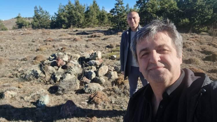 <p><strong>'KÖKTÜRK VE UYGUR DÖNEMİNDEN KALMA BİR TÜRK GELENEĞİDİR'</strong></p>
<p>Prof. Dr. Demir, mezarlığın tam anlamıyla Türk tarihinin parçası olduğuna dikkat çekerek,</p>