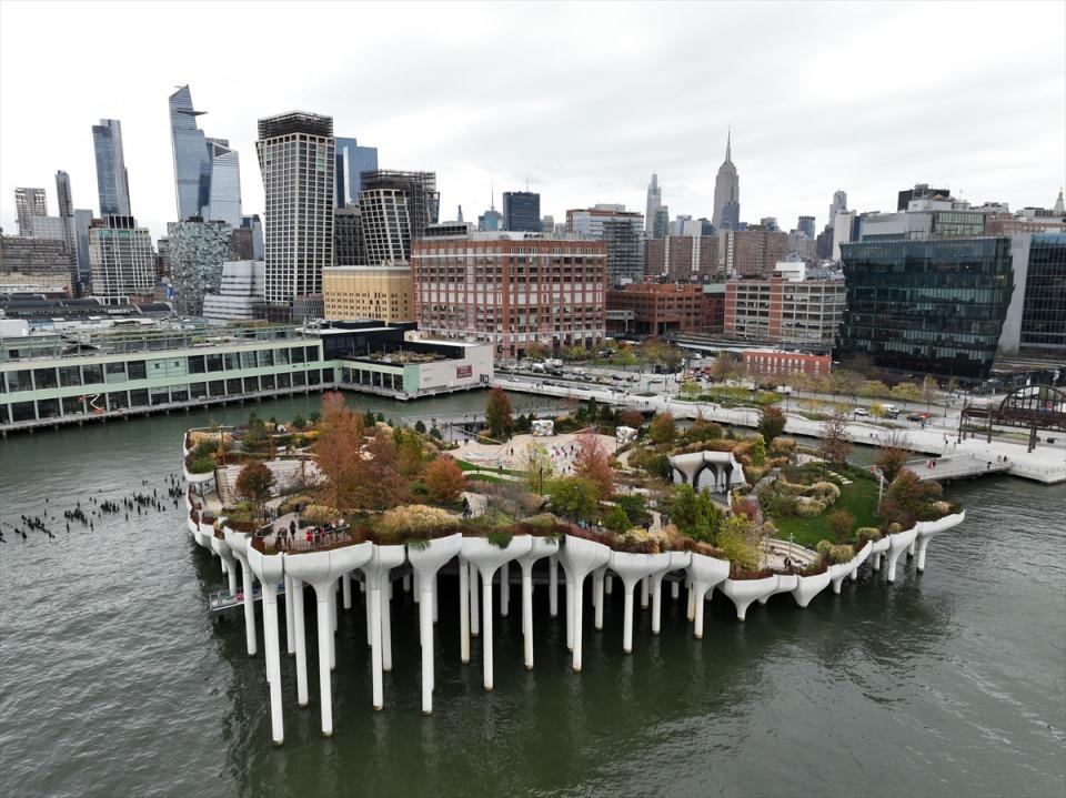<p>ABD'nin New York kentindeki Hudson Nehri üzerine inşa edilen "Little Island" (küçük ada) parkındaki ağaçlar sonbahar mevsimiyle birlikte sarı, turuncu ve kırmızının tonlarına büründü.</p>
<p> </p>