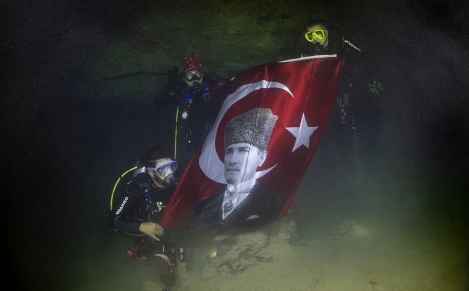 <p>Mağaraya dalan dalgıçlar, su altında Mustafa Kemal Atatürk'ün resminin olduğu Türk bayrağı da açtı.</p>
