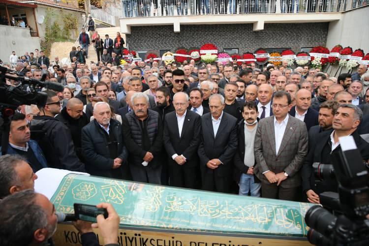 <p>Kılıçdaroğlu'nun cenazesi, kılınan namazın ardından Kent Mezarlığı'na defnedildi.</p>