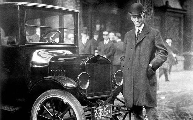 <p><strong>İlk seri üretim araba ise 1908 yılında banttan indi!</strong><br />
<br />
1908 yılında Henry Ford, Ford Model T markalı arabayı tanıtarak ilk seri üretim otomobili piyasaya sürdü. Ford'un amacı erişilebilir ücretli, kolay kullanılan ve dayanıklı bir araç yaratmaktı.</p>

<p> </p>
