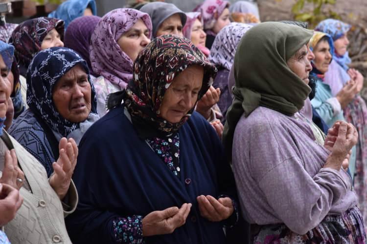 <p>Kuraklığın artması, yağmur yağmaması nedeniyle ekinini ekemeyen çiftçiler yağmur duasına başladı. Çaygören barajının kurak görüntüsü de vatandaşları tedirgin edince eller semaya açıldı.</p>