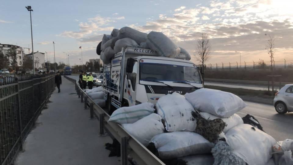 <p>Yaşanan olayın ardından bölgede trafik yoğunluğu yaşanırken, olay yerine gelen ekipler bölgede trafiğin akışını sağlamak için tedbir aldılar. Yapılan inceleme sonucunda sürücü Ferhat Can’a aşırı yükten dolayı 408 TL ve aracın sigortasının bulunmaması nedeniyle de 190 TL cezai işlem uygulandı.</p>
<p> </p>