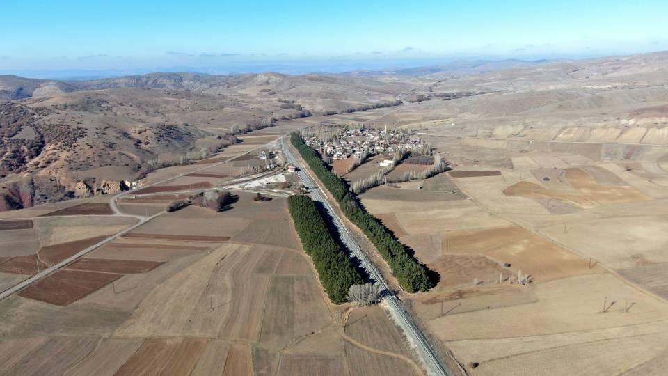 <p>Sivas’ın Yıldızeli ilçesinde tren istasyonuna dikilen ağaçlar görüntüsü kadar dikiliş amacıyla da dikkat çekiyor.<br />
 </p>
