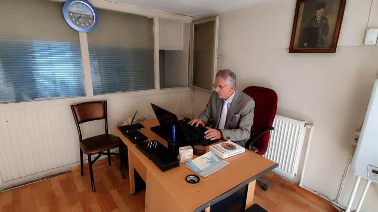 <p>Ben en son 5-8 Haziran tarihlerinde İstanbul’da 40 yıl önceki öğrencim geldi ve karşılaştık. İnsan mutluluktan uçuyor bu durumlarda. Onun verdiği haz ve geriye dönük o günleri hatırlamak olağanüstü insanlık duygusu geliştiriyor ve olumlu düşünmenin yolunu açıyor” dedi.</p>
