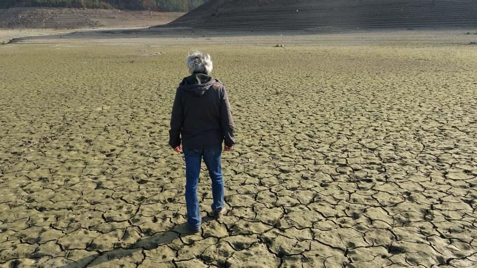 <p>Dron ile kaydedilen görüntüler olayın vehametini ortaya koydu. 40 milyon metreküp kapasiteli Doğancı Barajı'ndaki doluluk ise yüzde 50'ye düştü. Yağış olmazsa Bursa'nın sadece 50 günlük suyu kaldı.</p>
