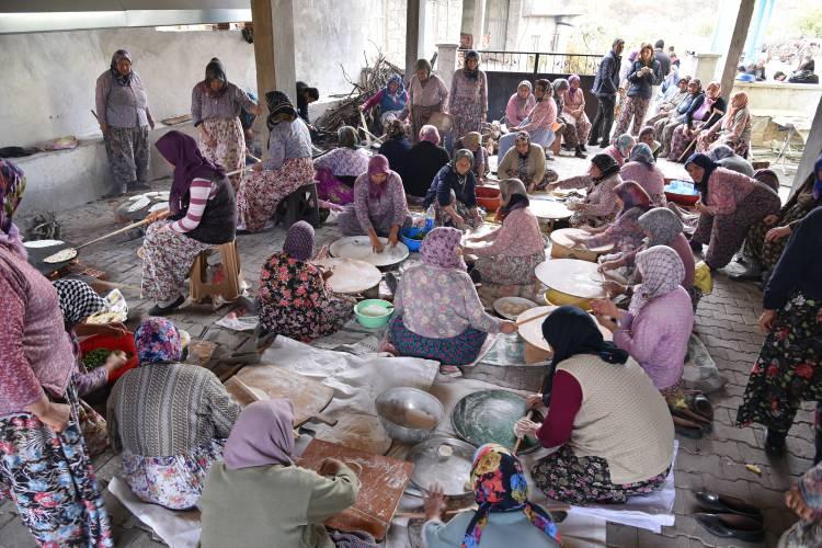<p>Oklavasını kaparak meydana koşan kadınlar, hamur açıp gözleme pişirdi, bereketli bir yıl için hayır yaptı, ardından topluca yağmur duası edildi. Taşköy Mahallesinde gerçekleşen yağmur duası hayrında duygu yüklü görüntüler yaşandı.</p>
