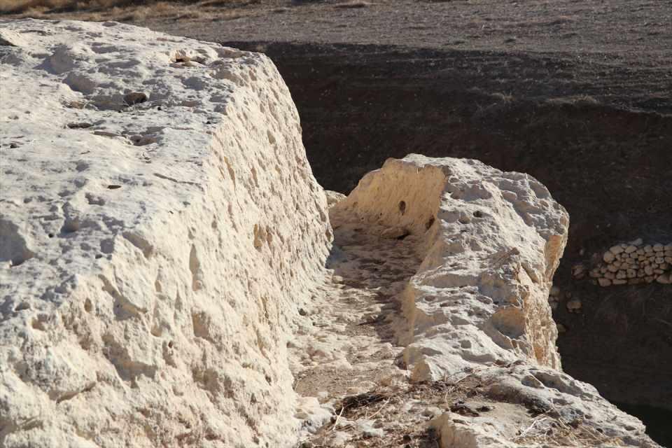 <p>Arazinin topoğrafik yapısı değerlendirilerek düşük kottan Hasankeyf Kalesi'ne içme suyu ulaştıran su şebekesinin bir kısmının kayalar oyularak tünel, bir kısmının ise yer üstünde su kanalı şeklinde yapıldığı belirlendi.</p>

<p> </p>
