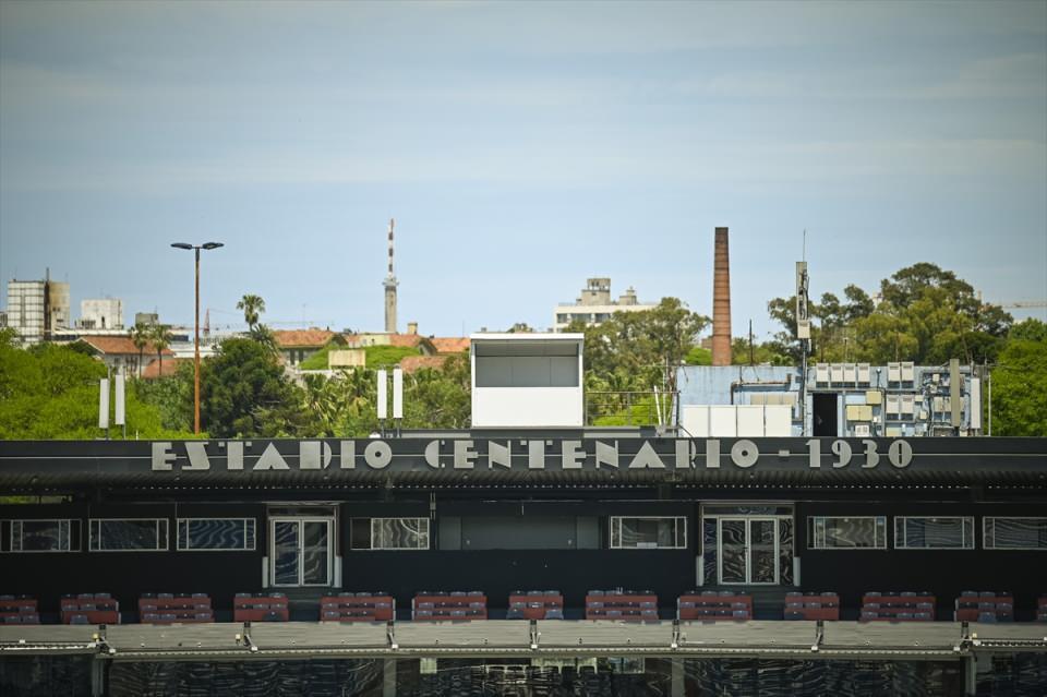 <p>Dönemin FIFA Başkanı Jules Rimet, stadyum hakkında, "Bu kadar eksiksiz bir stadyum görmedim, diğer ülkelerde daha büyükleri var ancak her türlü spor dalına tahsis ediliyor. Bu yüzden, yargılamaya cesaret etmeden söyleyebilirim ki sadece futbola yönelik olduğu için dünyada bir ilk." ifadelerini kullanmıştı.</p>

<p> </p>
