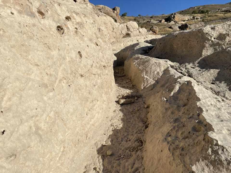 <p>Erdal, "El Cezeri'nin kitabındaki bütün robotlar su ile çalışacak şekilde teknolojilendirilmiştir. Bu noktada Hasankeyf'teki su kanalında da su mühendisliğinin olması nedeniyle El Cezeri'nin bu su kanalıyla bir bağlantısının olduğunu söylemek mümkün. </p>