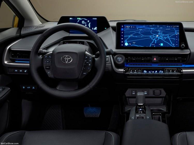 <p><strong>Toyota Prius iç mekan</strong></p>

<p>Çok fonksiyonlu direksiyon simidinin arkasındaki 7 inçlik TFT LCD gösterge paneli, sürücünün görüş açısına uygun bir yükseklikte konumlandırılıyor.</p>
